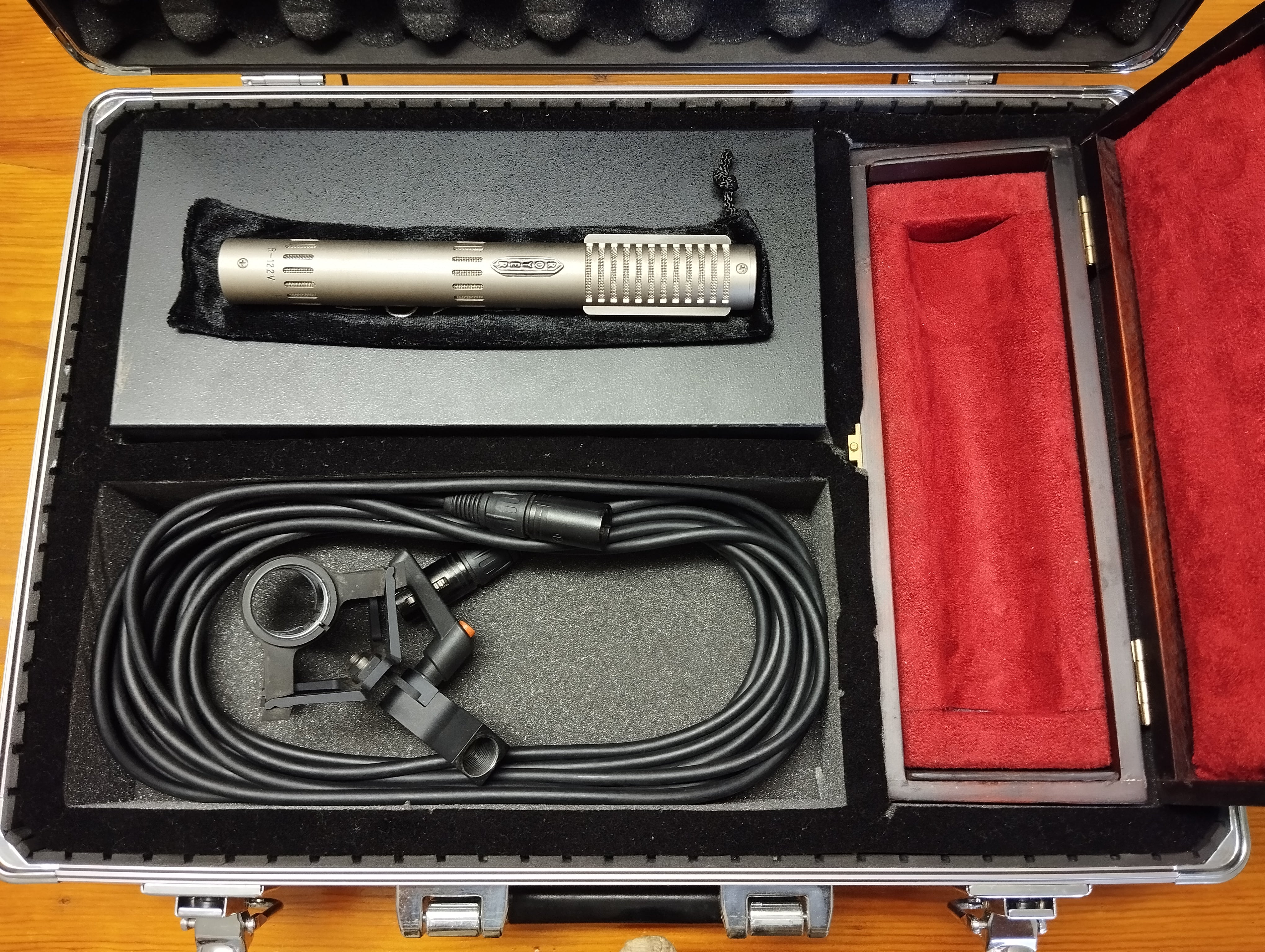 Royer R-122V Tube Ribbon Microphone - Preowned ( Contact us first )