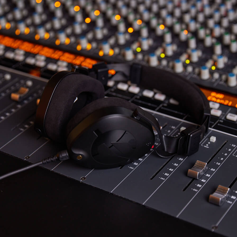 RØDE NTH-100 Professional Over-ear Headphones