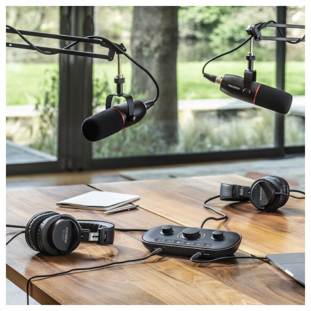 Focusrite Vocaster Two Studio Podcasting Bundle